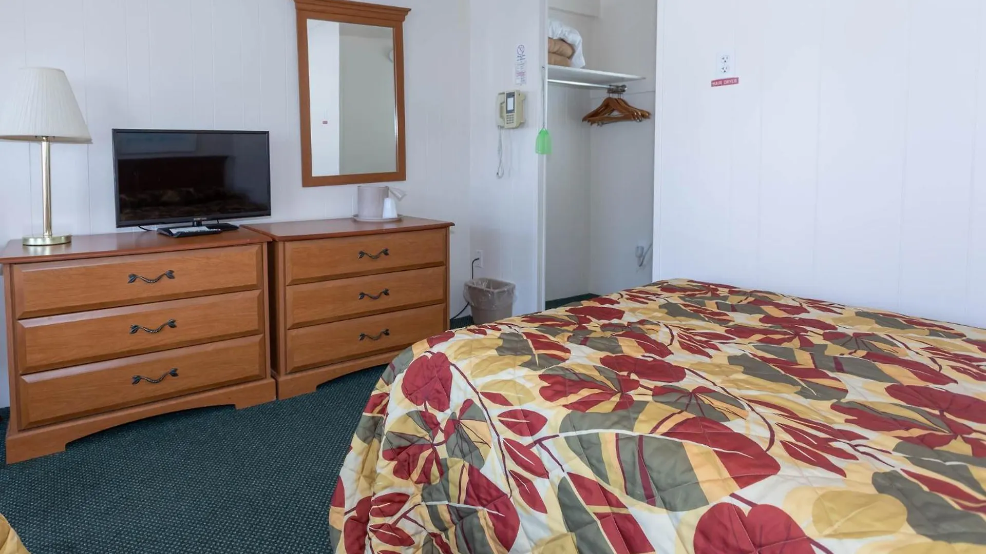 Fish Tales Boardwalk Inn & Ocean Mecca Motel  Ocean City